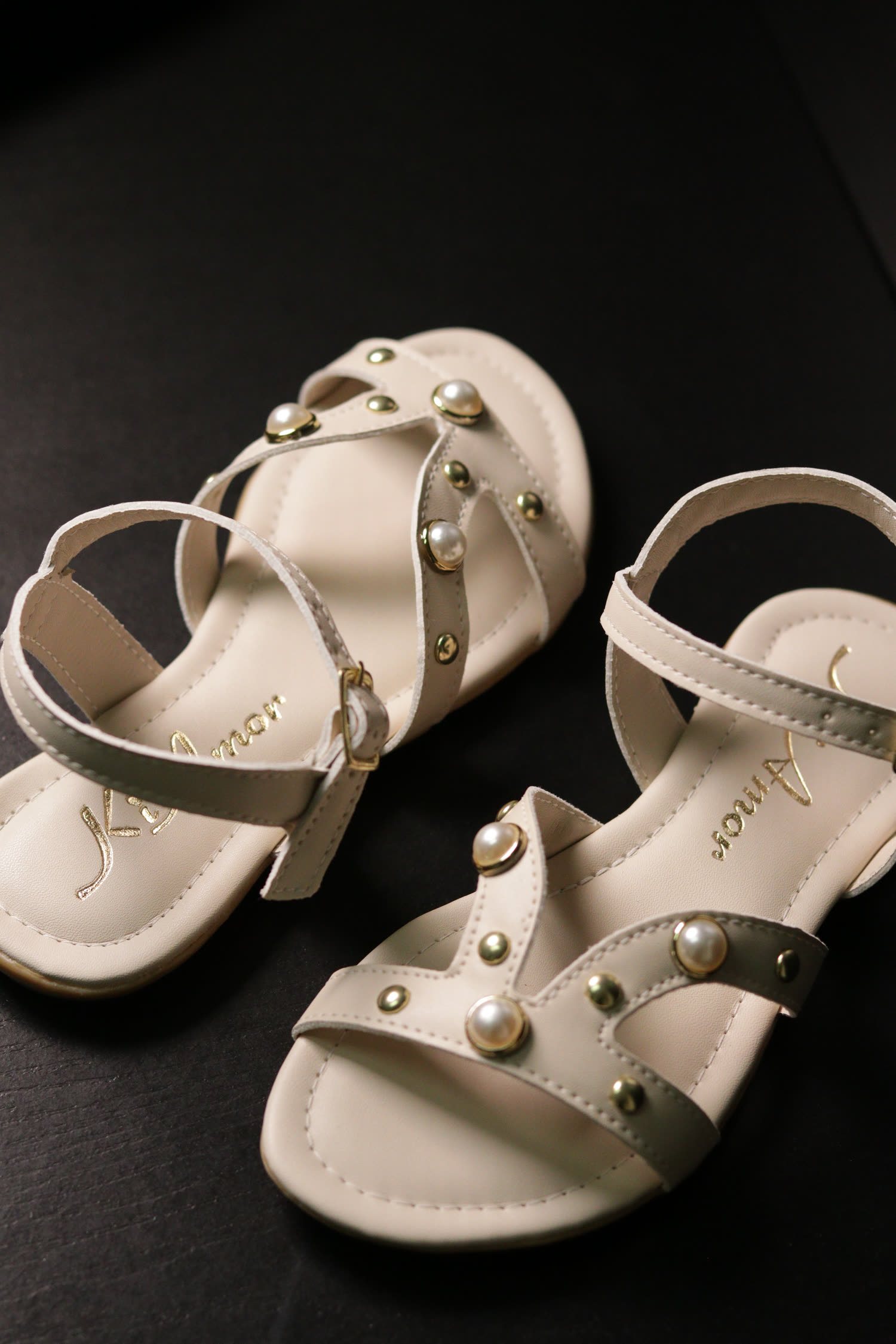 Sandália infantil Ki Amor off-white com pérolas e tachas douradas
